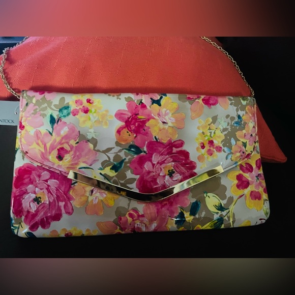 Vtg JESSICA McCLINTOCK Patent Clutch Purse with Gold Accent ~ Floral Chain Strap - Picture 2 of 6
